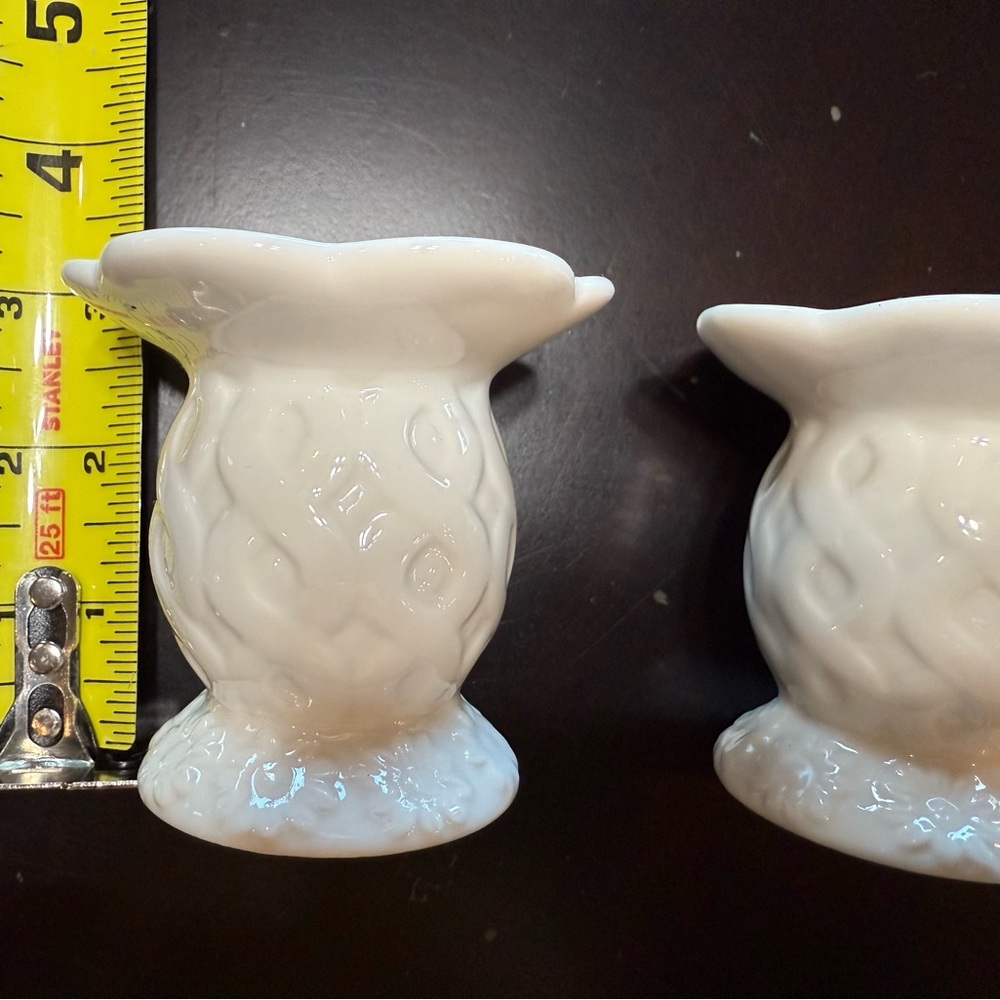 A pair of White Flower-Shaped Candle Holders Oleg Cassini - Picture 7 of 10